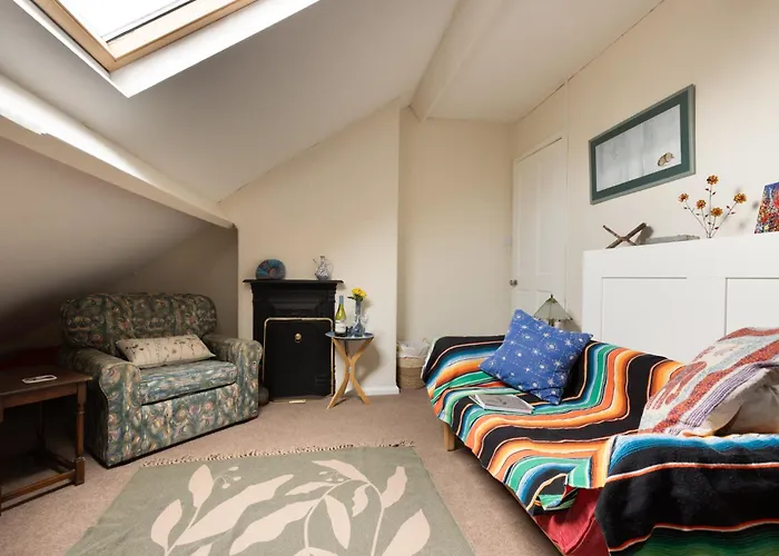 Cosy Home With Arty Vibe